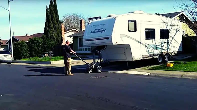 What Are The Risks Of Moving My Fifth Wheel Trailer Without A Hitch